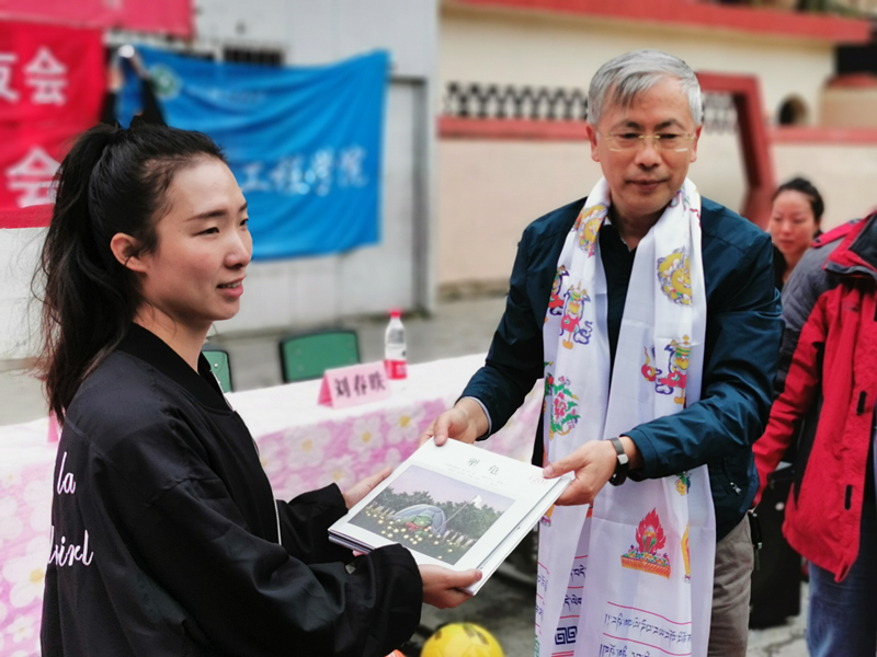 新葡萄88805官网校友组织开展向甘孜州雅江县瓦多乡中心小学捐赠活动1.jpg