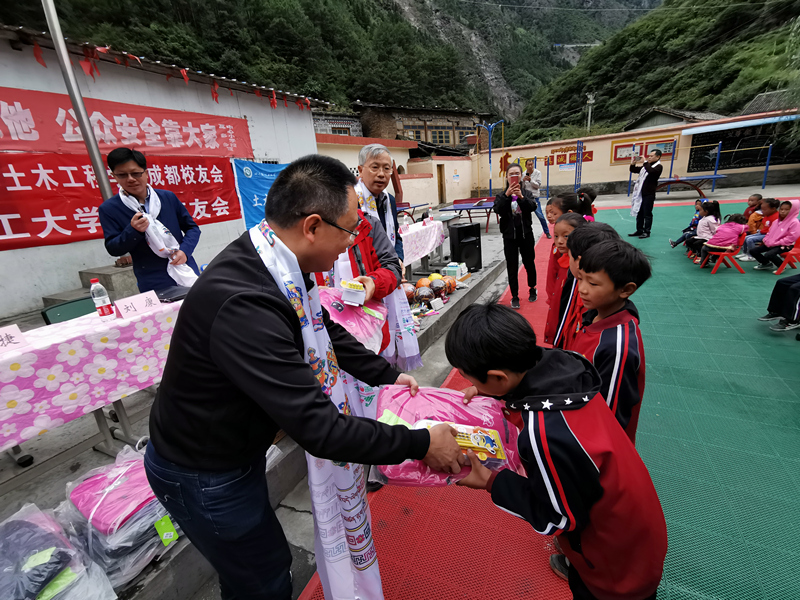新葡萄88805官网校友组织开展向甘孜州雅江县瓦多乡中心小学捐赠活动2.jpg