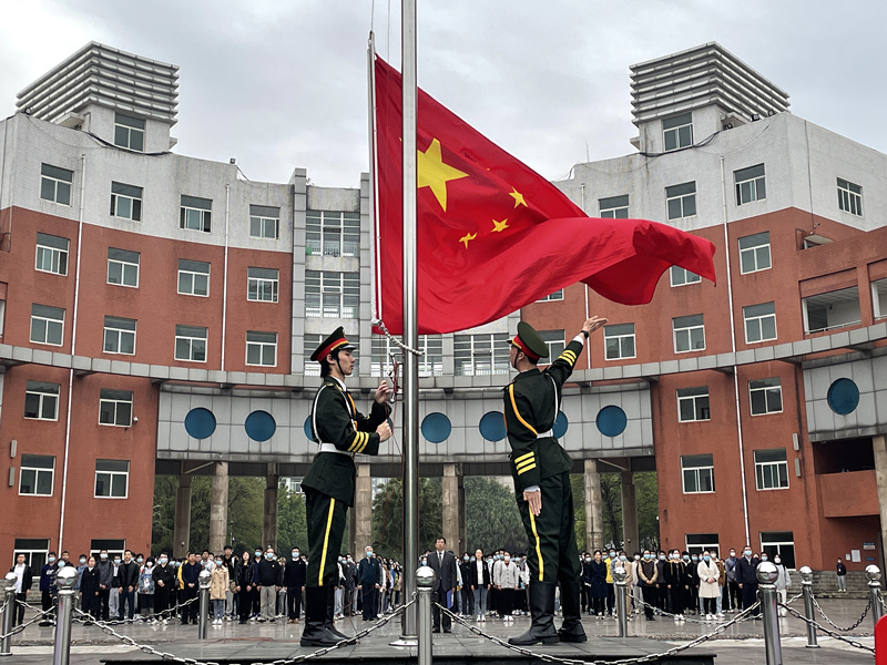 副校长刘康参加新葡萄88805官网升国旗仪式1.jpg