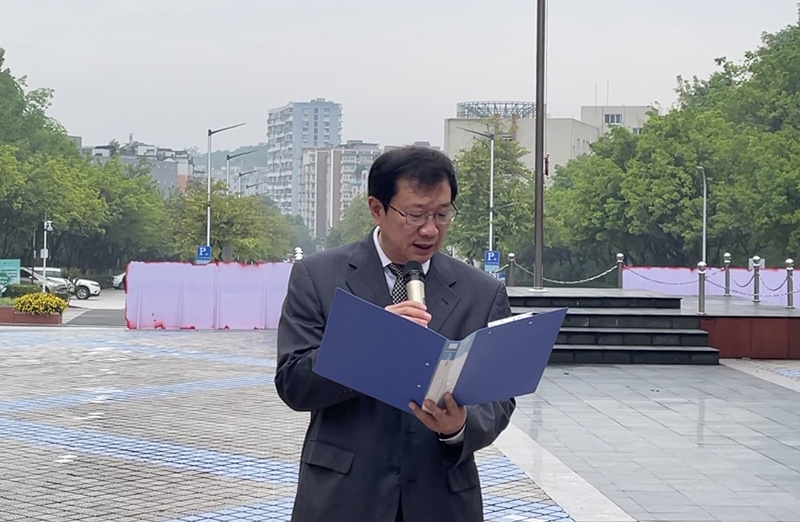 副校长刘康参加新葡萄88805官网升国旗仪式4.jpg