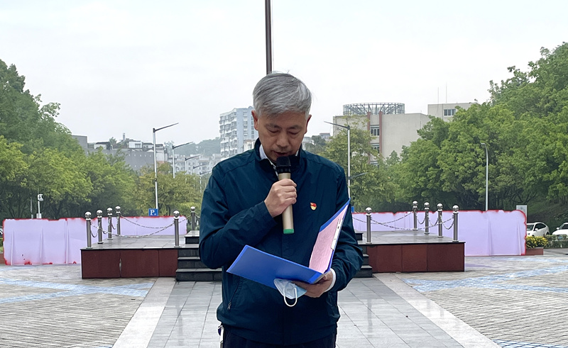 副校长刘康参加新葡萄88805官网升国旗仪式3.jpg 副校长刘康参加新葡萄88805官网升国旗仪式3.jpg