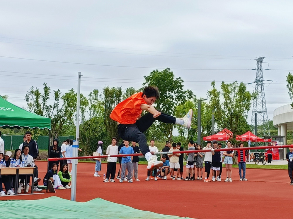 新葡萄88805官网在校田径运动会中连创佳绩1.jpg 新葡萄88805官网在校田径运动会中连创佳绩1.jpg