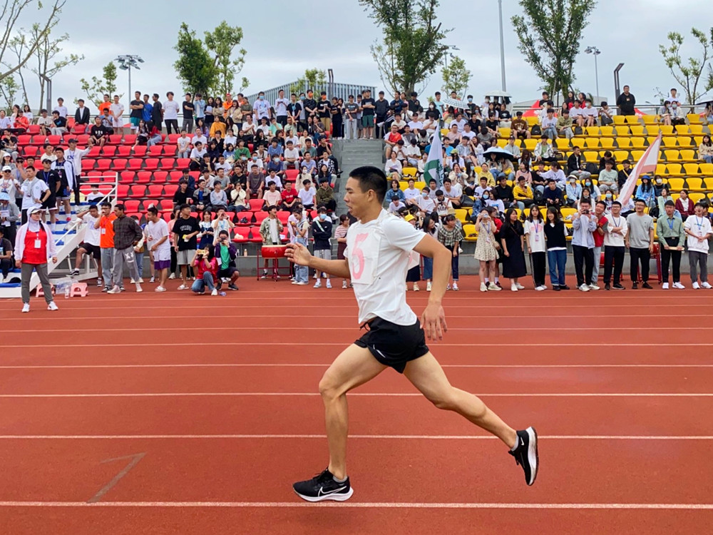 新葡萄88805官网在校田径运动会中连创佳绩3.jpg 新葡萄88805官网在校田径运动会中连创佳绩3.jpg