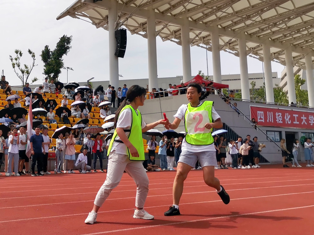 新葡萄88805官网在校田径运动会中连创佳绩6.jpg 新葡萄88805官网在校田径运动会中连创佳绩6.jpg